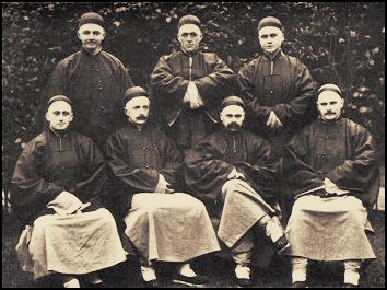 The “Cambridge Seven” in 1885, seven Cambridge students (including C.T. Studd) who left England as missionaries to China, photographed in Qing-dynasty mandarin dress, an iconic moment of the late-19th-century student missionary movement.